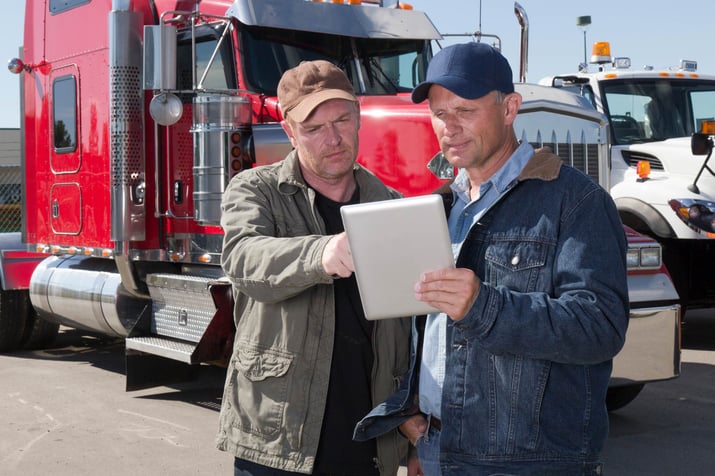 drivers-looking-at-tablet